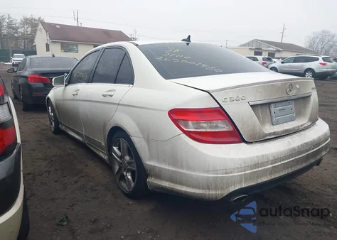 2011 Mercedes-Benz C 300 Luxury 4Matic/Sport 4Matic z USA, uszkodzony, nr VIN WDDGF8BBXBR180490